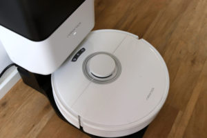Roborock Q7 Max vacuum robot station from above 734x489 1